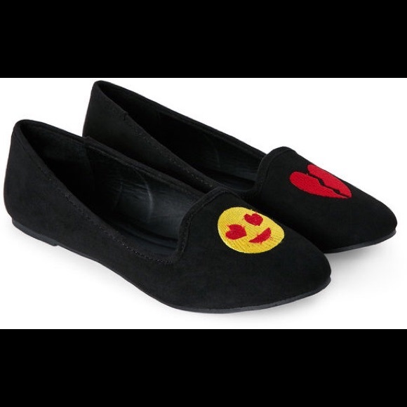 Madden Girl Black Smilie Emoji Smoking Flats Sz 11