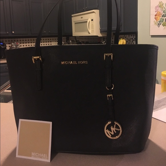 Michael Kors Handbags - Michael Kors Jet Set 💞 Saffiano Leather!