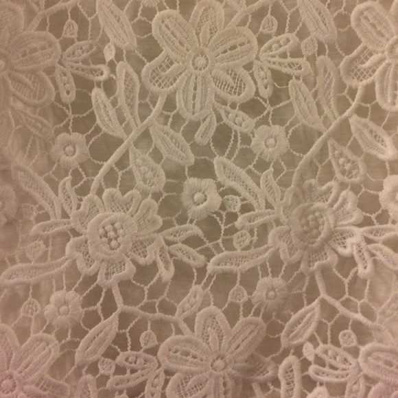 Short white floral tank - Picture 2 of 3