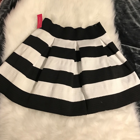 Black and white stretch skirt