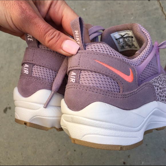 LAST PAIR! NWOB 💕 NIKE AIR HUARACHE women size 10 - Picture 2 of 5