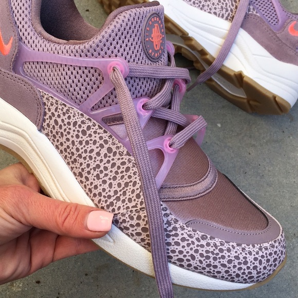 LAST PAIR! NWOB 💕 NIKE AIR HUARACHE women size 10 - Picture 4 of 5