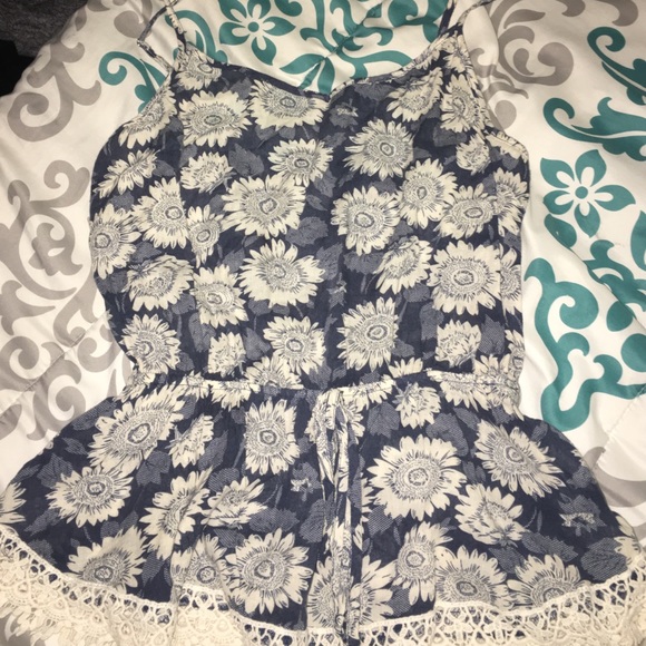 White blue daisy tank