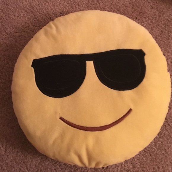 Who doesn't love an Emoji pillow? - Picture 3 of 4