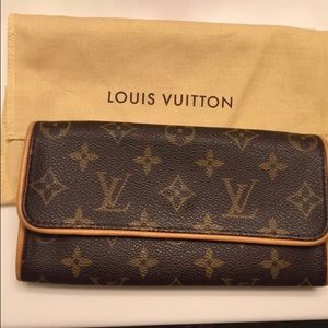 Louis Vuitton pouchette