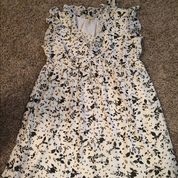 Sleeveless cream and black dress