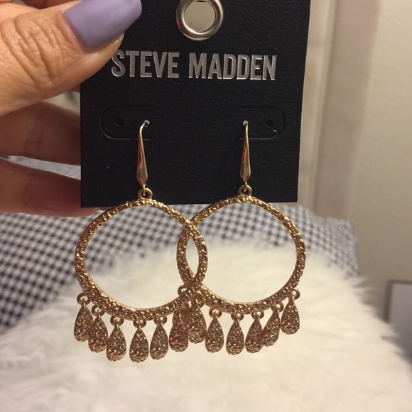 Steve Madden Beautiful Earrings - Picture 2 of 3