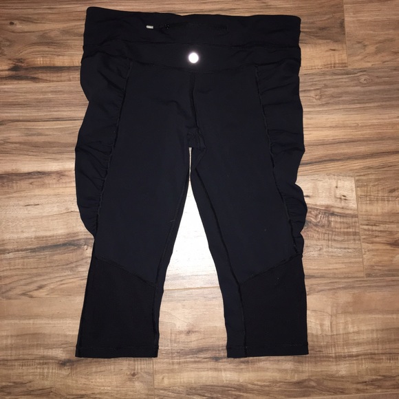 Lululemon black crop yoga pants