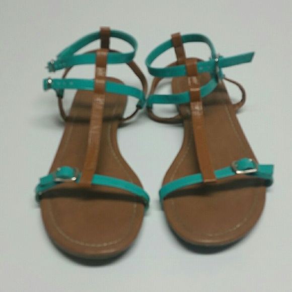 USED AS FREE GIFT Sandals in GUC - Picture 2 of 4