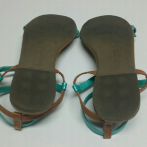 USED AS FREE GIFT Sandals in GUC - Picture 3 of 4