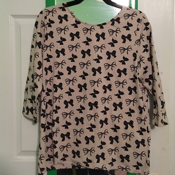 NWT pink 3/4-sleeves top with black bows