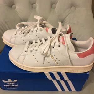 Adidas Stan Smith in Pink. Unisex. Men US 5.5