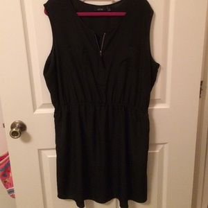 Black sleeveless casual dress