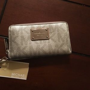 Michael Kors wristlet/wallet/ cellphone