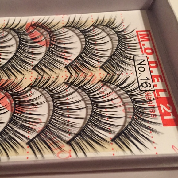 Fashion Lashes - Picture 2 of 4