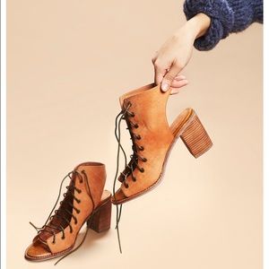 Minimal Lace Up Heel