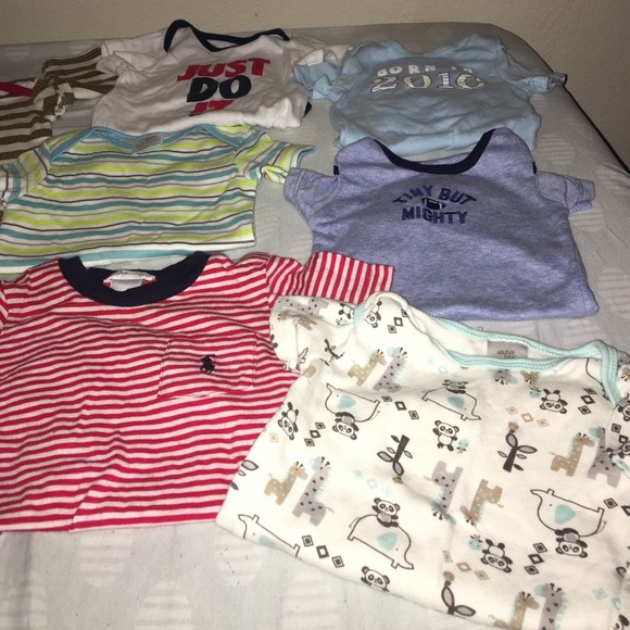 Baby onesies 0 all the way to 9 M - Picture 2 of 3