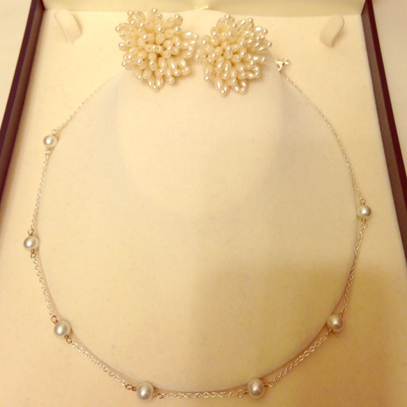 Freshwater pearl clip earrings and necklace !
