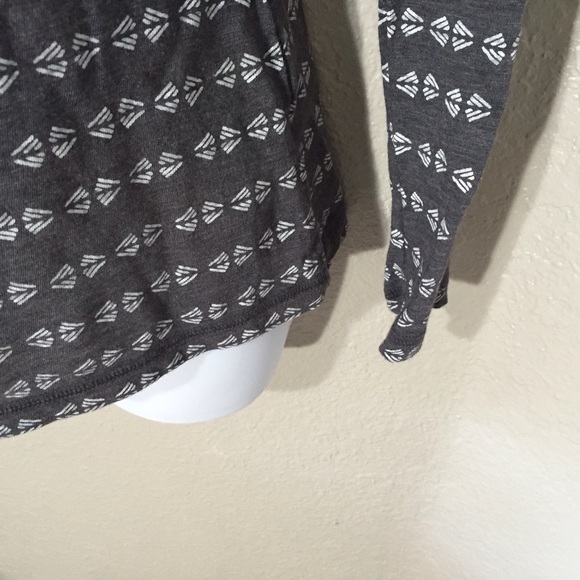 4/$20 Mossimo Gray & White Long Sleeve T-Shirt XS - Picture 3 of 6