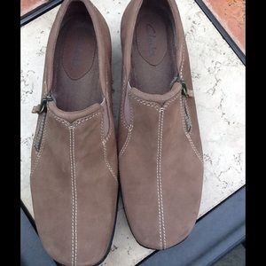 Clarks tan suede zip shoe/bootie size 8M