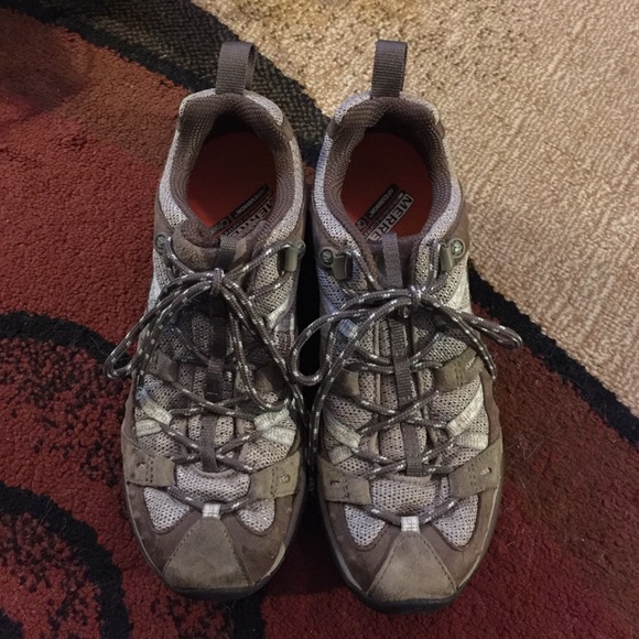 Tennis shoes