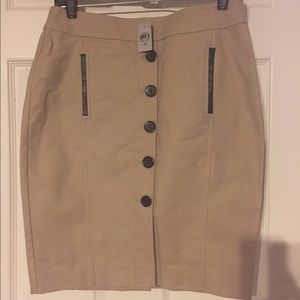 Khaki skirt with split in the front