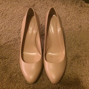 Banana republic nude heel- leather and gorgeous!