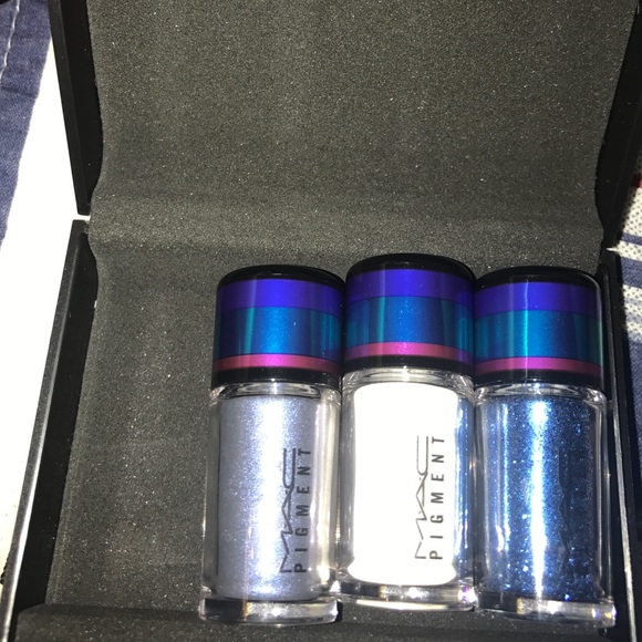 MAC irresistibly charming glitter and pigments - Picture 1 of 3