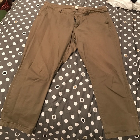 Slouchy boyfriend fit khakis. Olive.