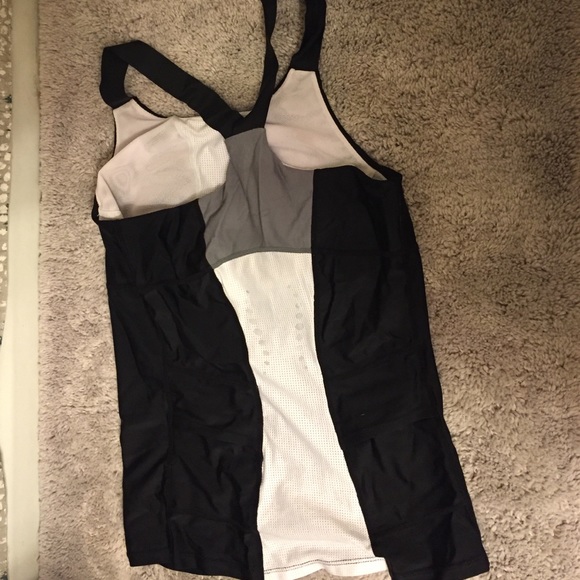 Orca workout tank with pockets! - Picture 2 of 3