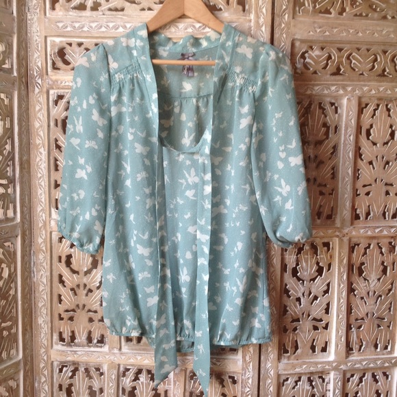 Vanity Tops - Butterfly print blouse size M in Mint/ Ivory