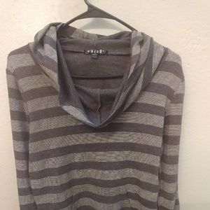 Volcom turtleneck sweatshirt