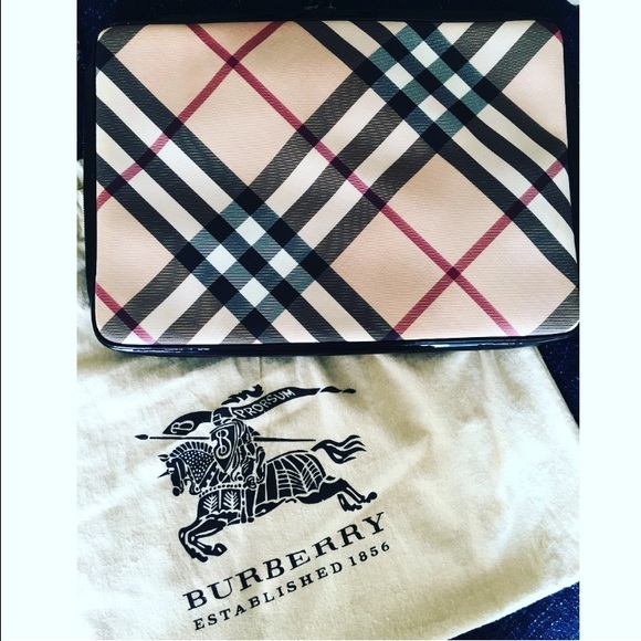 ✨Burberry Clutch