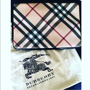 ✨Burberry Clutch