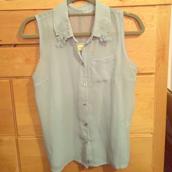 Sleeveless blouse with lace detail!