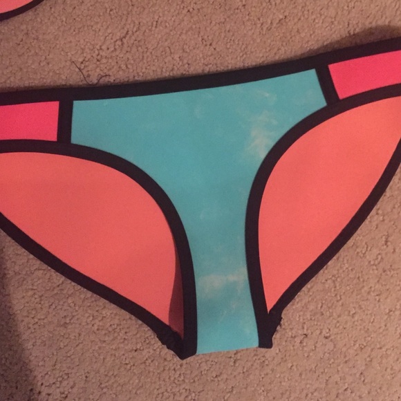 ❌SOLD❌Bubblegum blue triangl set 100% auth - Picture 3 of 4