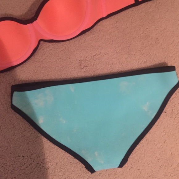 ❌SOLD❌Bubblegum blue triangl set 100% auth - Picture 4 of 4