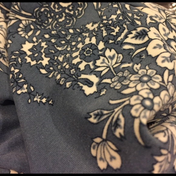 ‼️FINAL PRICE ‼️Blue floral keyhole top - Picture 4 of 4