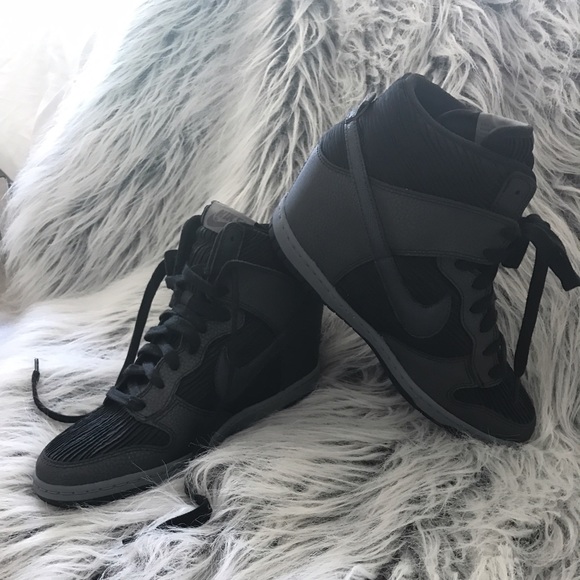 Nike hidden wedge tennis shoe