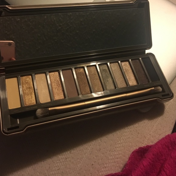 Urban Decay Naked 2 eyeshadow palette