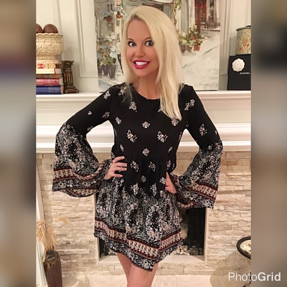 black bell sleeve border print dress! LAST 2 - Picture 3 of 3