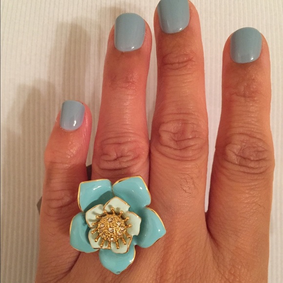 Gorgeous flower ring - Size 8 - Picture 2 of 5