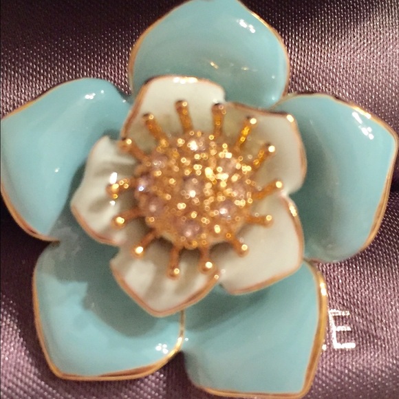 Gorgeous flower ring - Size 8 - Picture 3 of 5