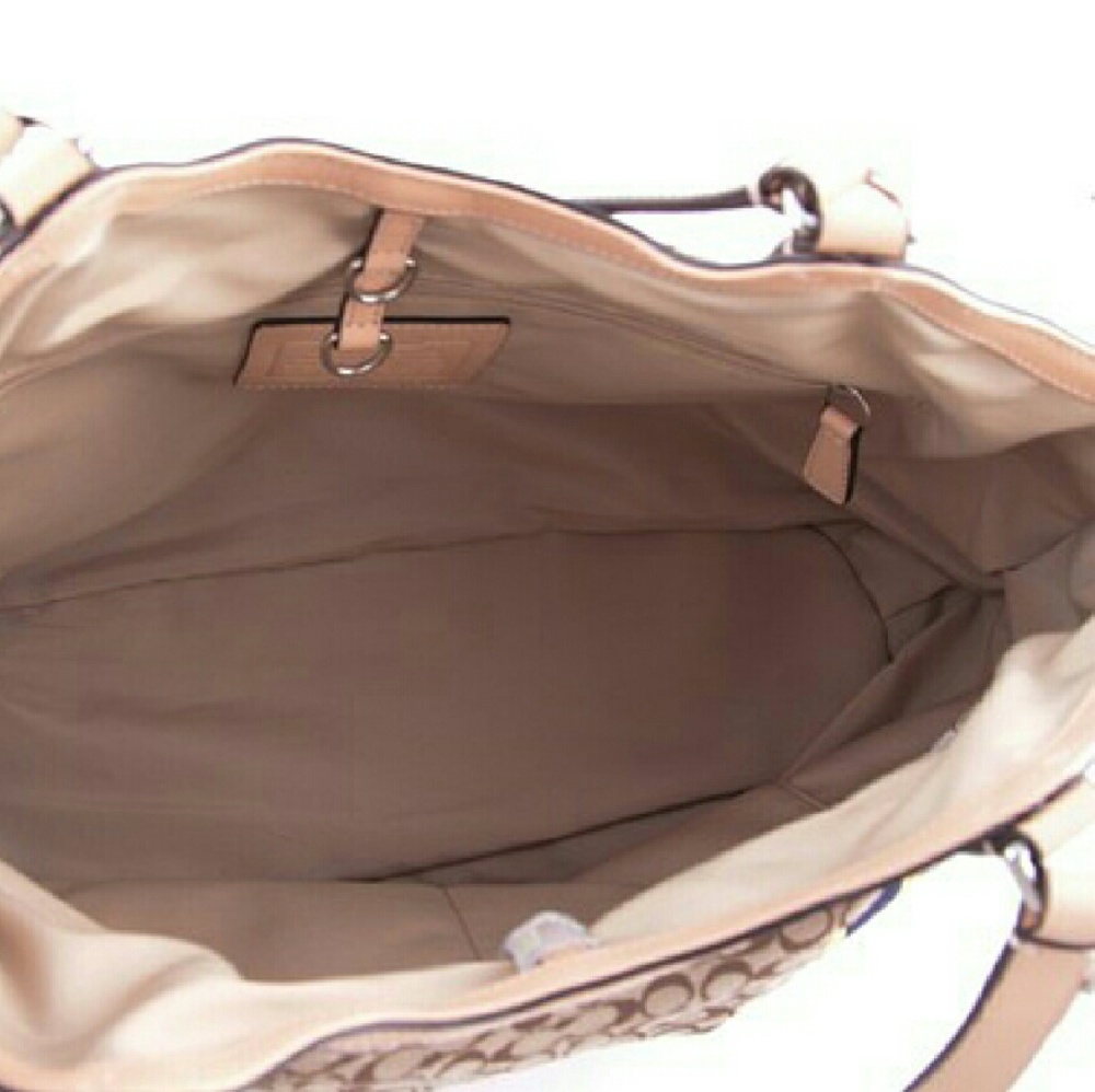 Authentic Coach Signature Devin Shoulder Bag - Picture 3 of 4