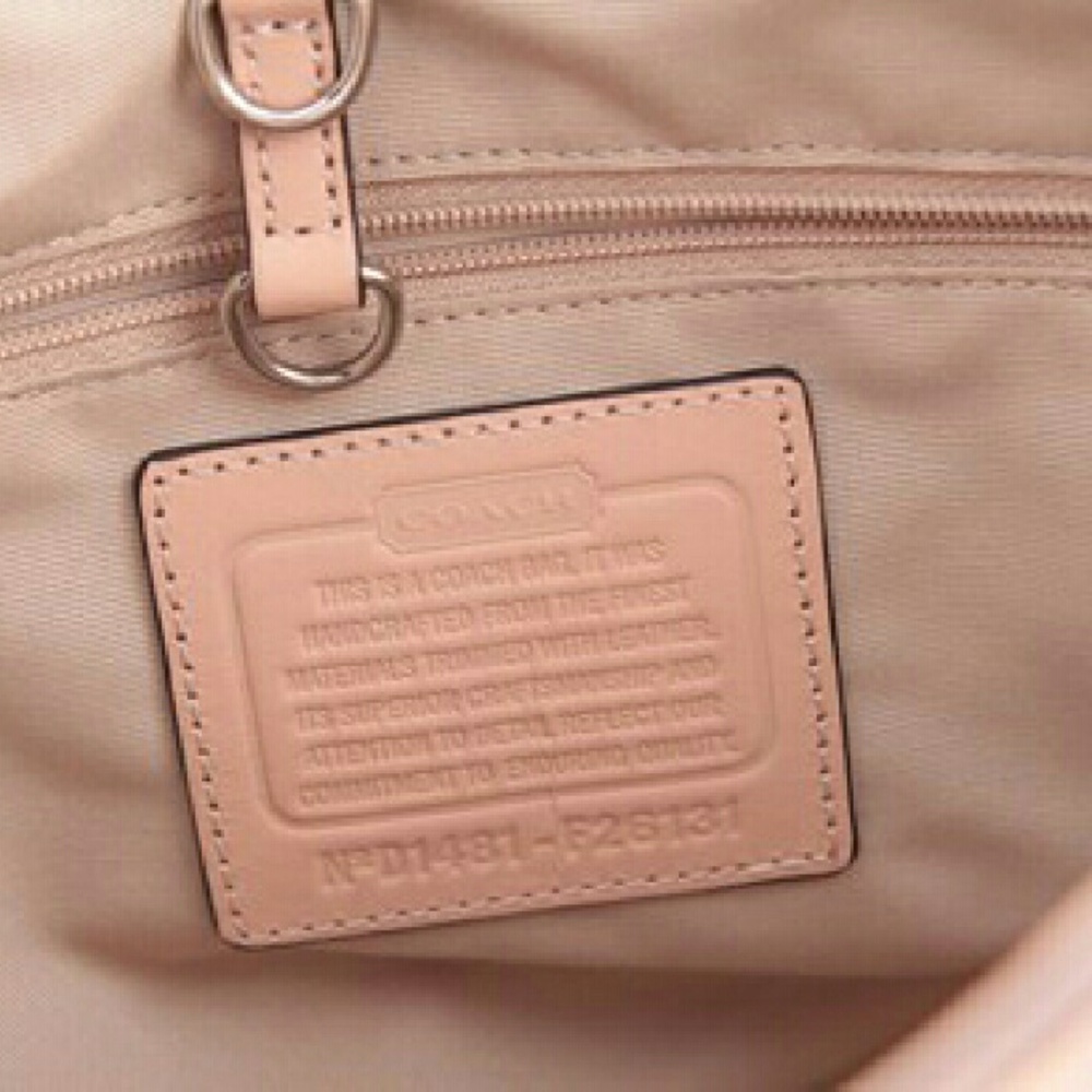 Authentic Coach Signature Devin Shoulder Bag - Picture 4 of 4