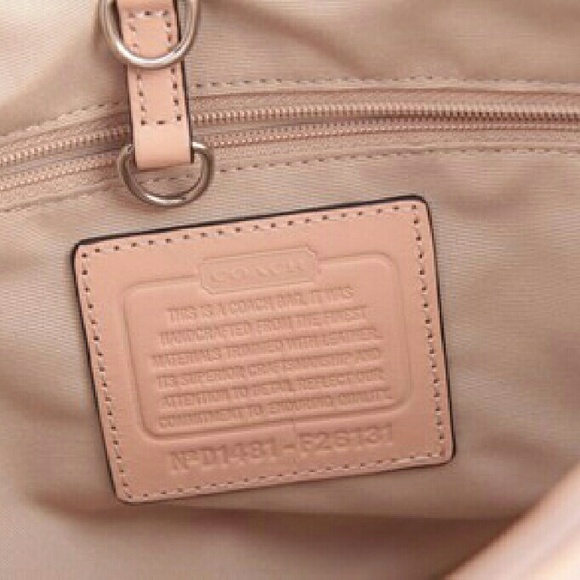 Authentic Coach Signature Devin Shoulder Bag - Picture 4 of 4