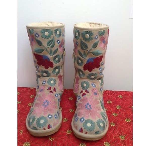 UGG AUSTRALIA Women's Embroidered winter boots!