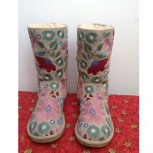 UGG AUSTRALIA Women's Embroidered winter boots!