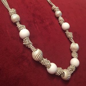 White and silver adjustable length necklace
