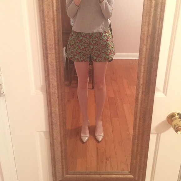 CONSIGNED ✨ ELIZABETH AND JAMES Jody Floral Shorts